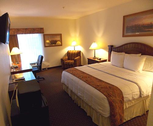 Brookside Inn & Suites - White City - Habitación