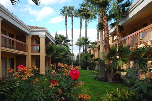 Best Western Palm Court Inn - Modesto - Edificio