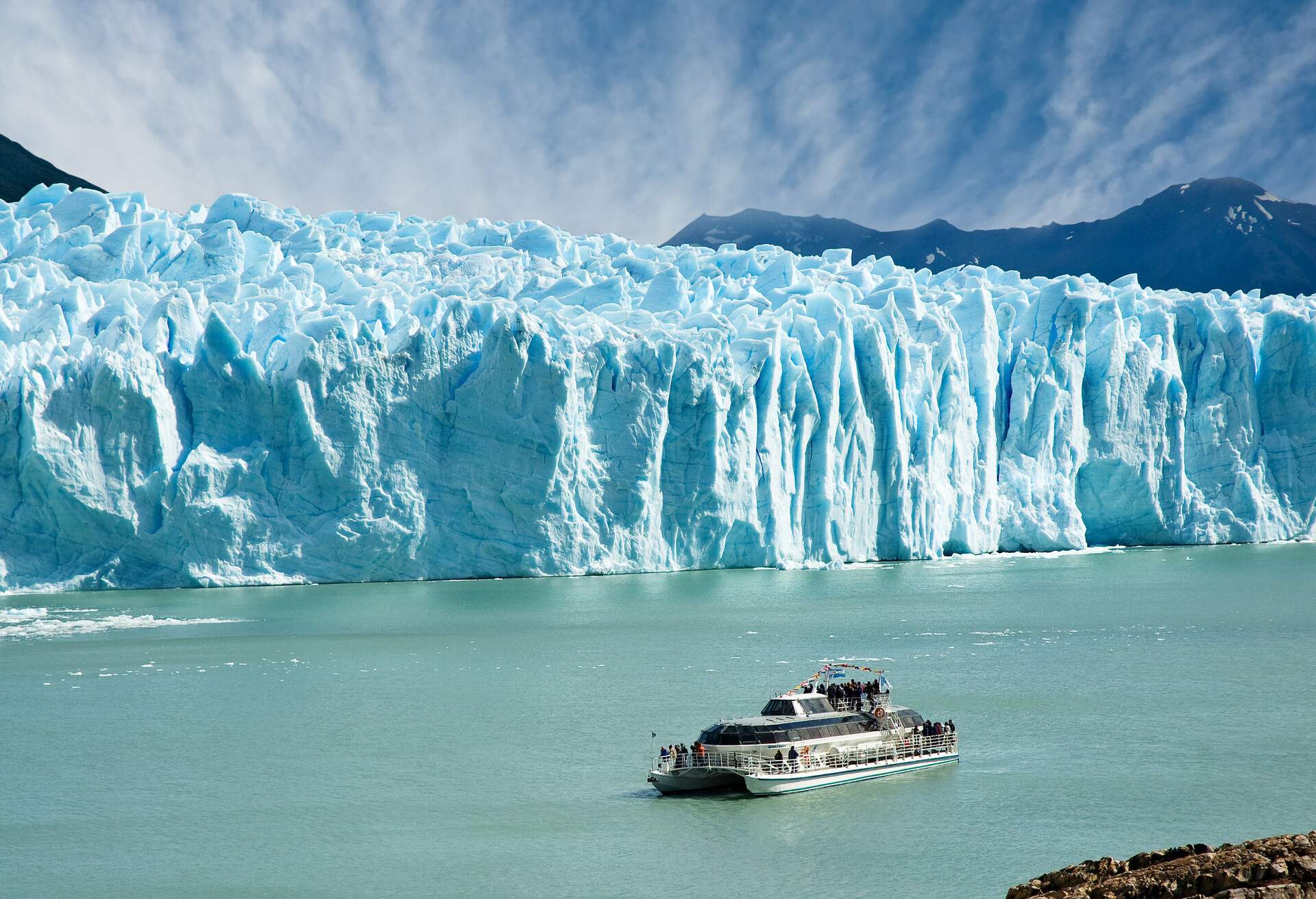 Boat sailing near Perito Moreno glacier, in Patagonia, Argentina.; Shutterstock ID 25409485; Purpose: TRAVEL HACKER; Brand (KAYAK, Momondo, Any): ANY