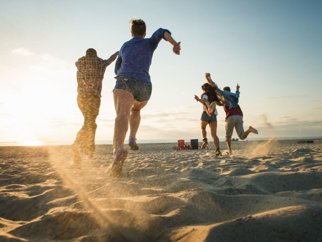 Amigos divirtiéndose en la playa