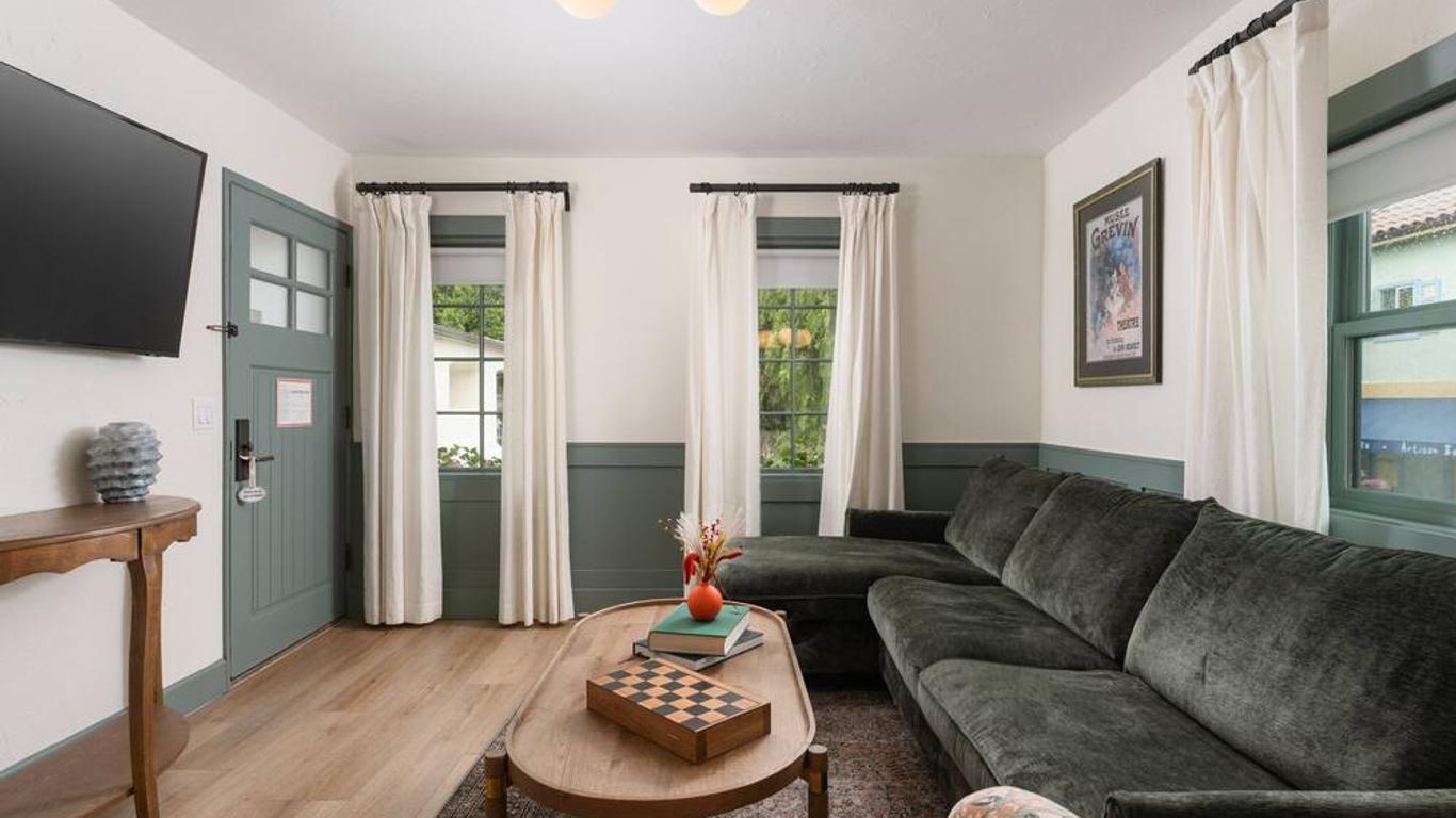 Petit Soleil - Bed, Breakfast and Bar