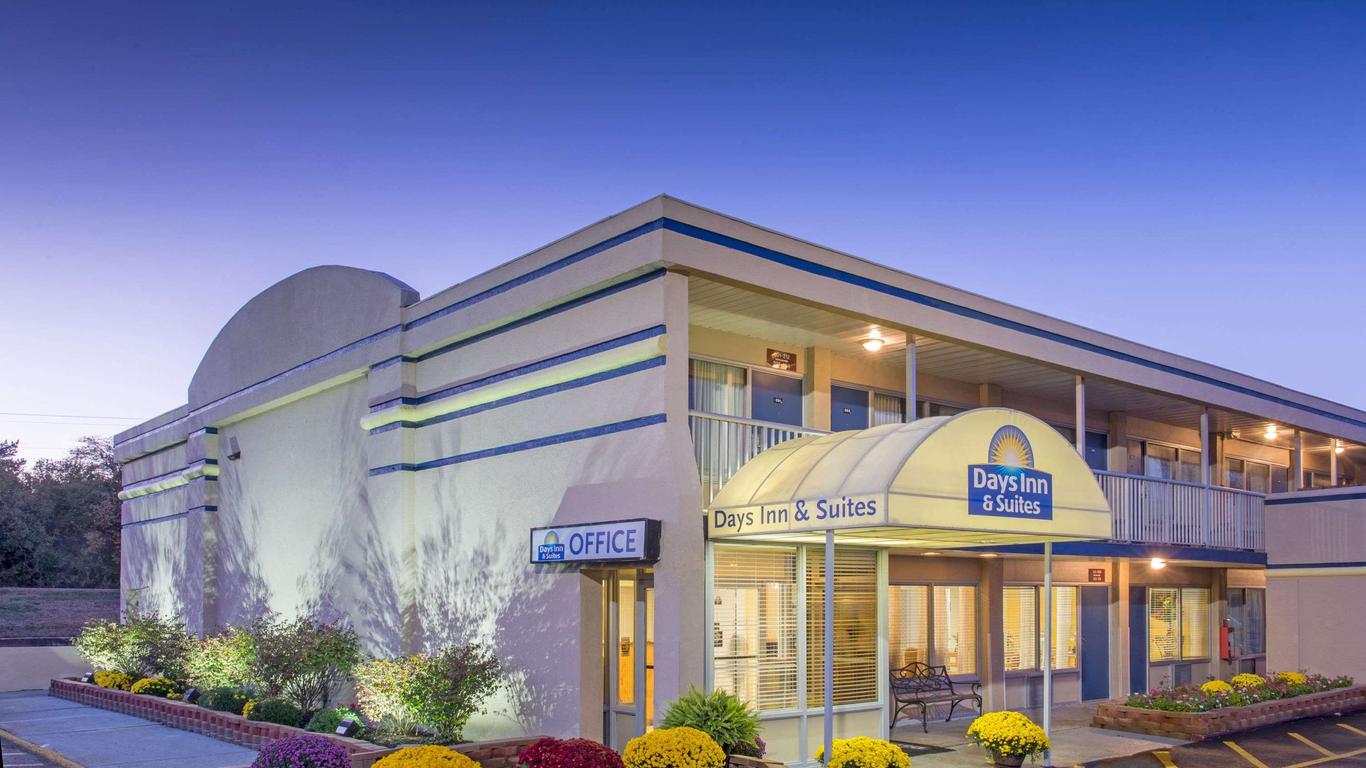 Days Inn & Suites by Wyndham Dayton North