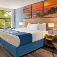 Days Inn & Suites by Wyndham Merrillville
