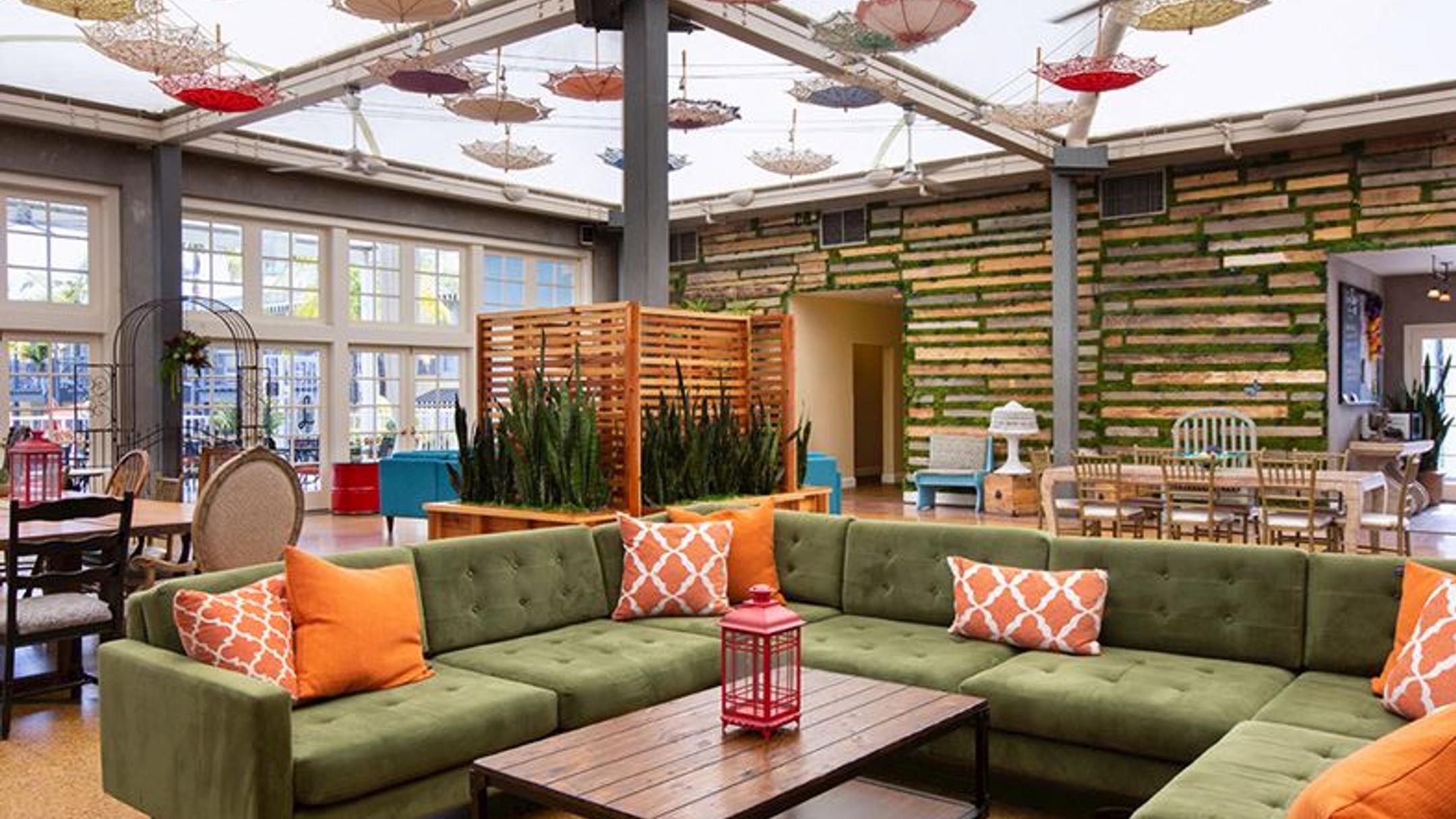 The Lafayette Hotel, Swim Club & Bungalows desde 20.249. Hoteles en